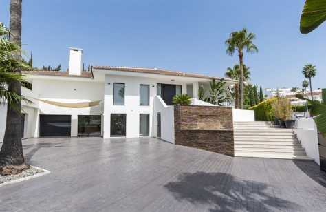 Nueva Andalucía Beachside Villa - Image 2