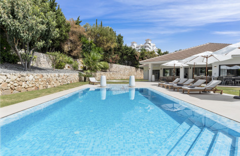 Nueva Andalucía Beachside Villa - Image 45