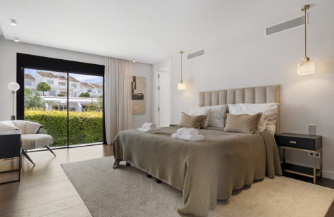 Nueva Andalucía Beachside Villa - Image 38