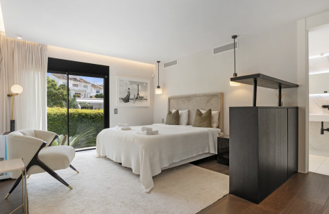 Nueva Andalucía Beachside Villa - Image 35