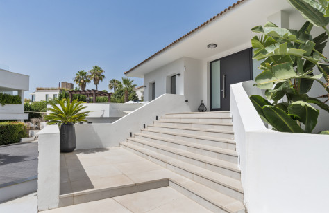 Nueva Andalucía Beachside Villa - Image 56