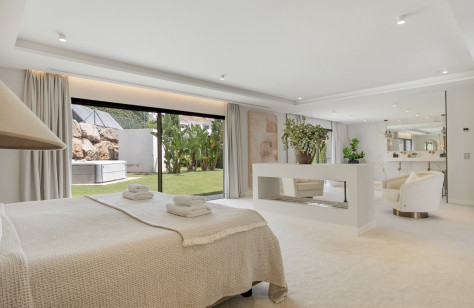 Nueva Andalucía Beachside Villa - Image 29