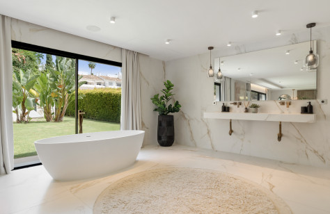 Nueva Andalucía Beachside Villa - Image 27