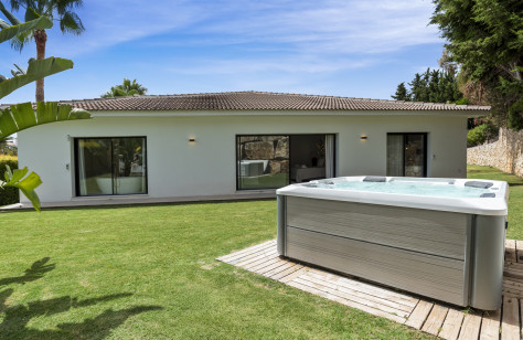 Nueva Andalucía Beachside Villa - Image 6