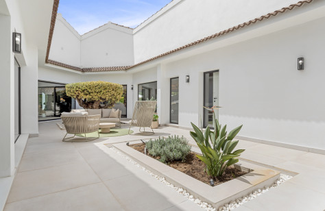 Nueva Andalucía Beachside Villa - Image 19