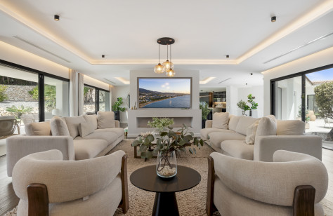 Nueva Andalucía Beachside Villa - Image 54