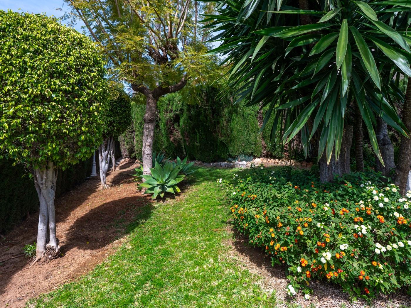 Sea-View 4 BDRM Townhouse w/ Pool & Cinema image 1