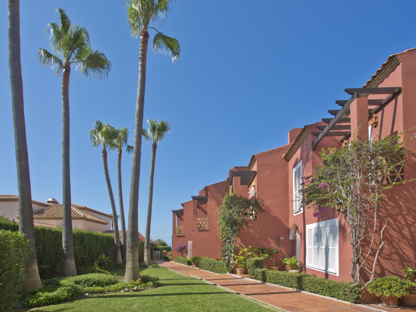 Charming and Modern Townhouse on the Beach image 1