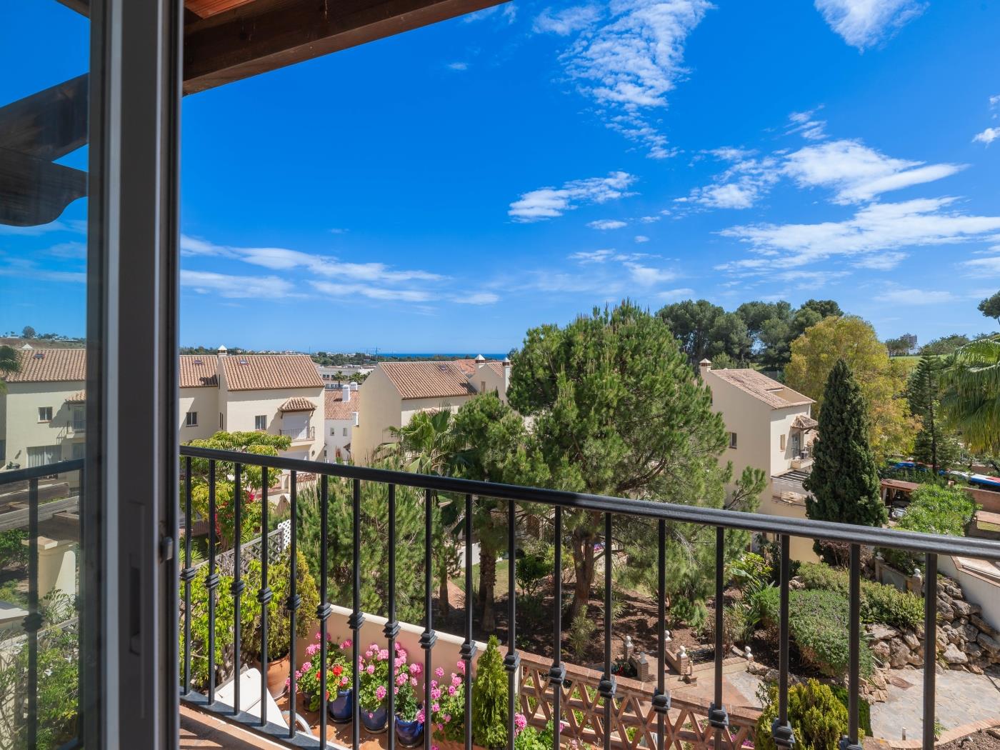 Cozy 3 BDRM Sunny Townhouse w BBQ and Pool image 1