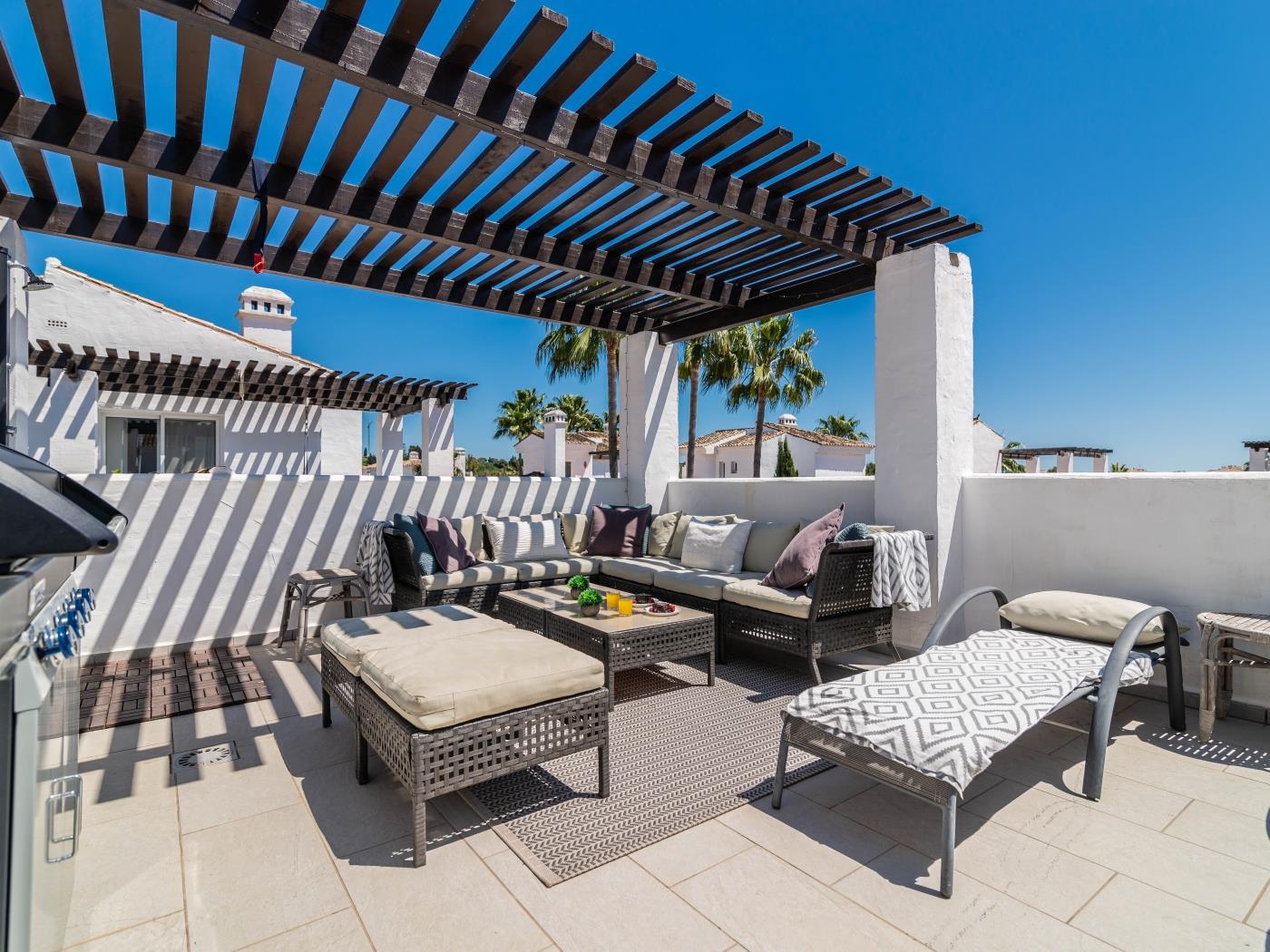 Modern 2 Bedroom Penthouse w/ Terrace, Pool BBQ image 2