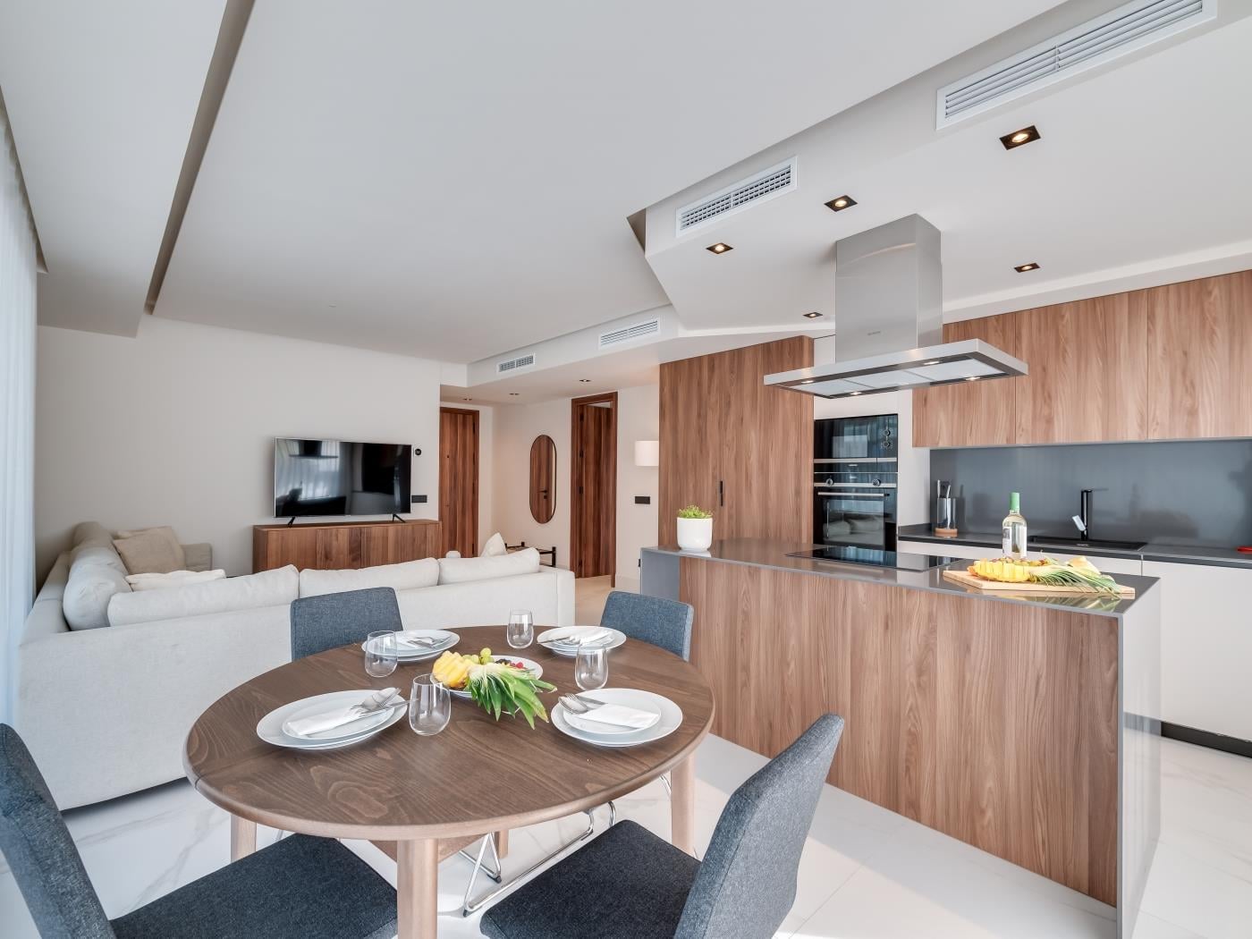 Newly Built 3 BDRM Luxury Apt Close to the Beach image 2