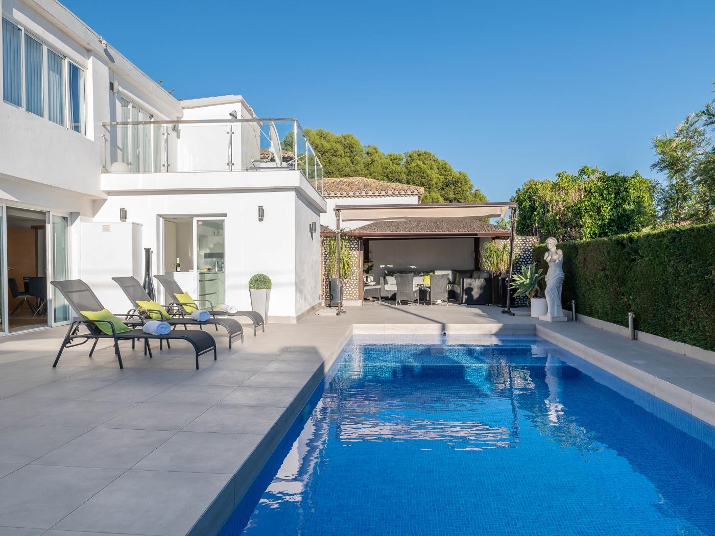 Newly Renovated 4 BDRM Villa w Pool - Top location image 2