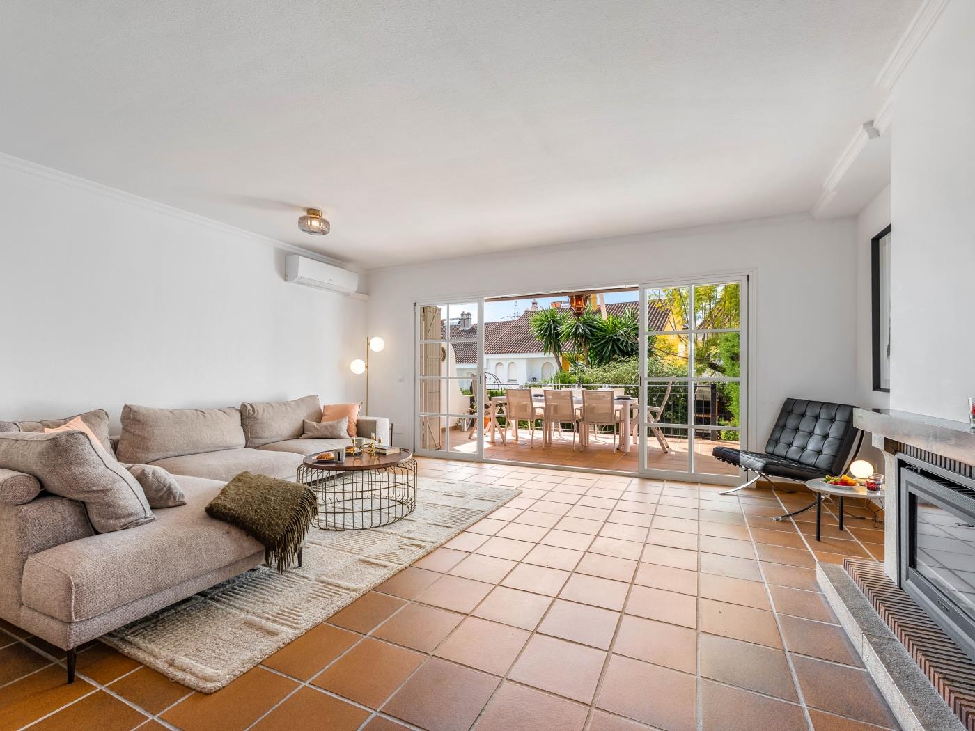 Sea-View 4 BDRM Townhouse w/ Pool & Cinema image 2