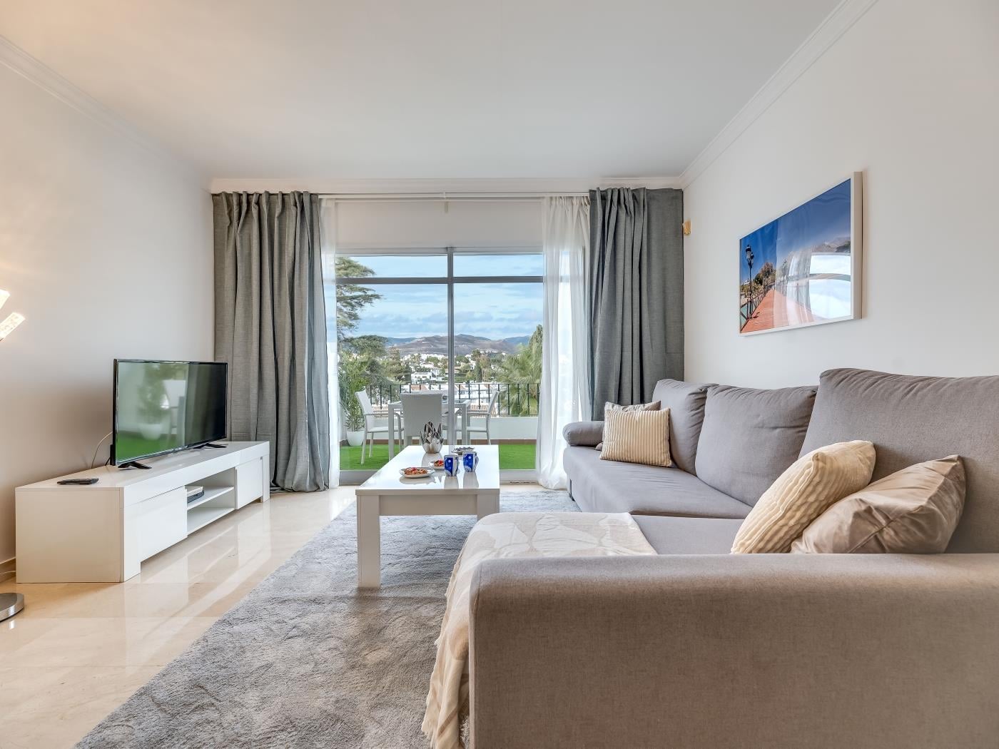 Newly Refurbished 2 BDRM Amazing Complex w Pools