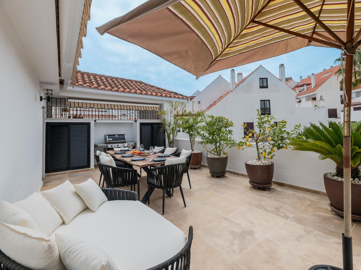 Central 3 BDRM Spacious Penthouse w/ 2 Pools & BBQ