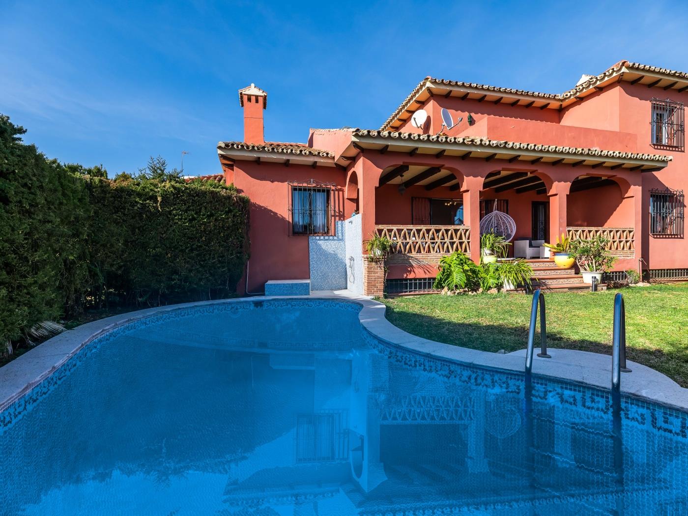 Classic 5 BDRM Andalucian Villa w Pool & Sea View image 2