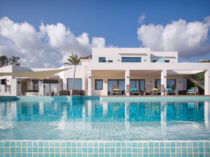 Extravagant 8 BDRM Villa In Marbella, Beachside ✔ image 2
