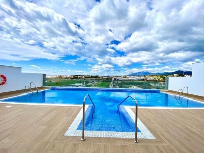 Newly Built 3 BDRM Modern Apt w Gym, Pool, & Views image 3