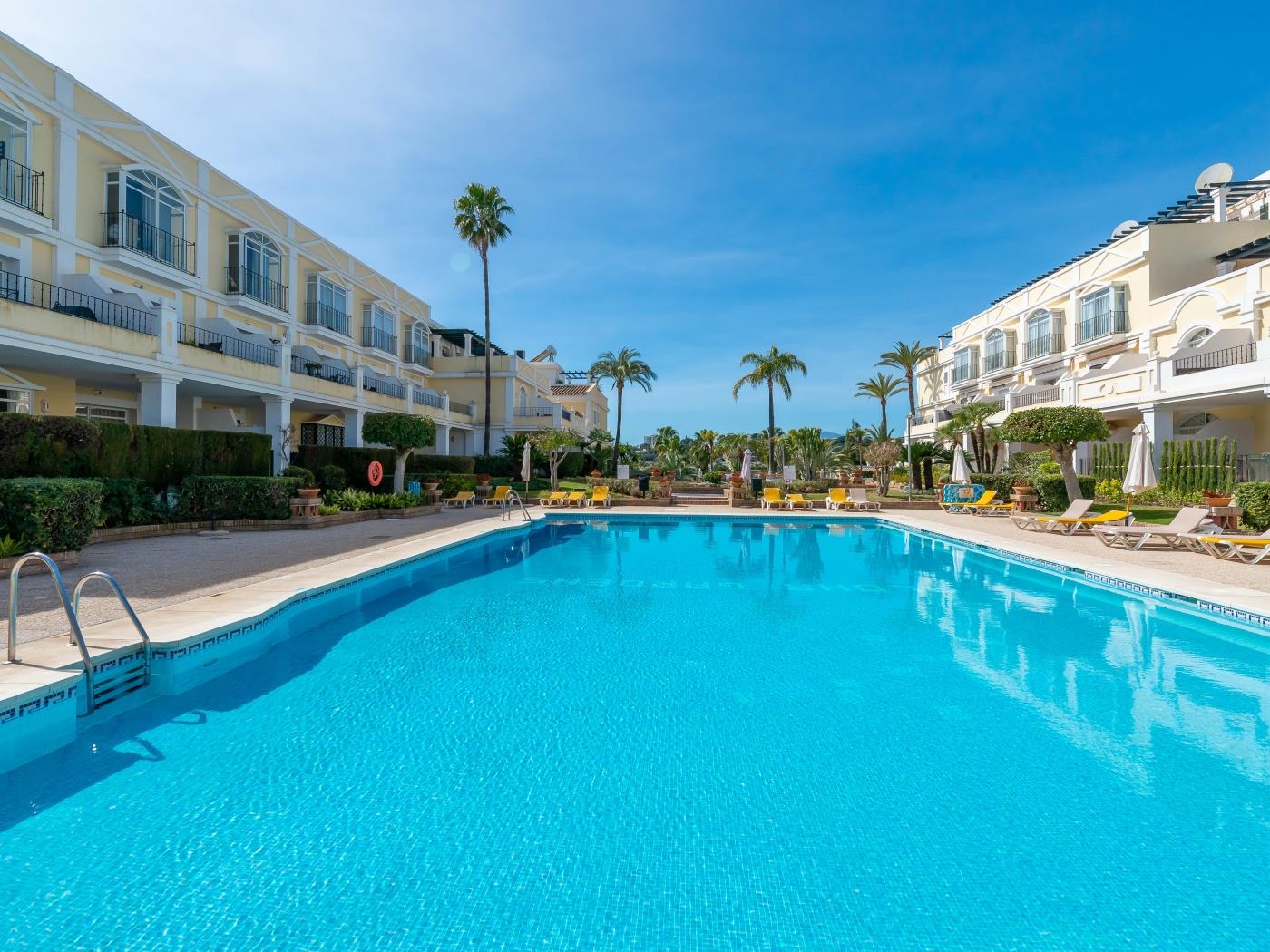 Newly Refurbished 2 BDRM Amazing Complex w Pools image 3
