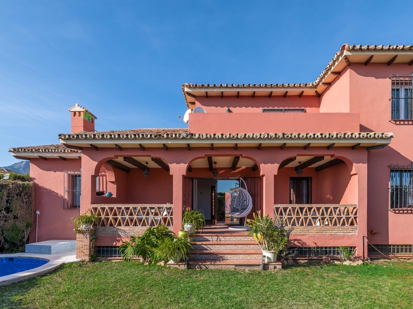 Classic 5 BDRM Andalucian Villa w Pool & Sea View image 3