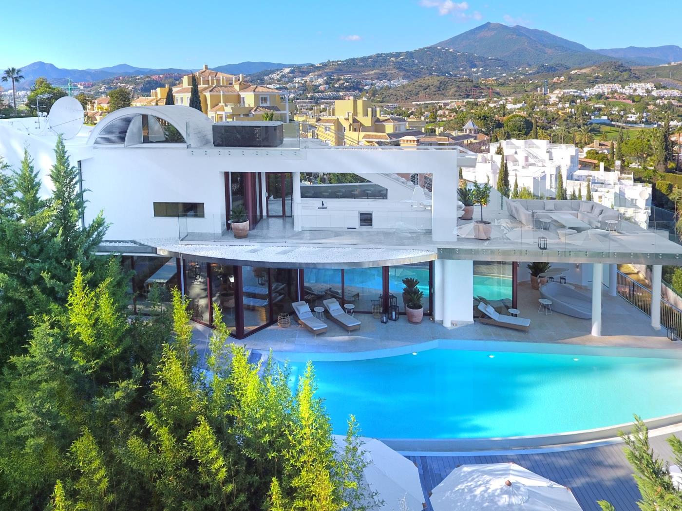 Extraordinary 7 BDRM Villa w Pool, Gym, Cinema image 3