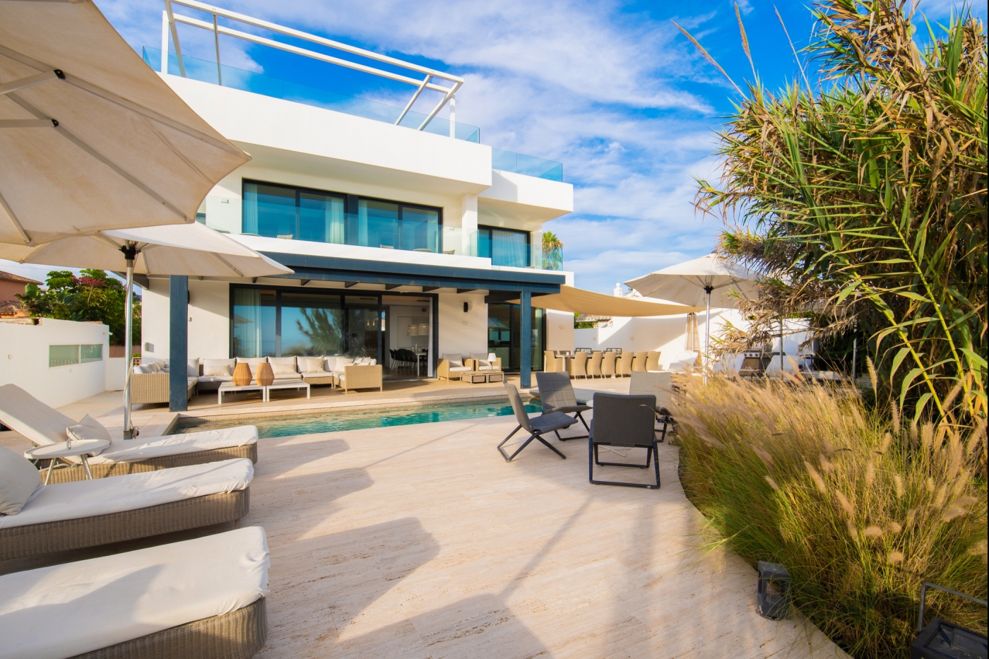 Frontline 6 BDRM Luxury Villa w Beach Access image 3