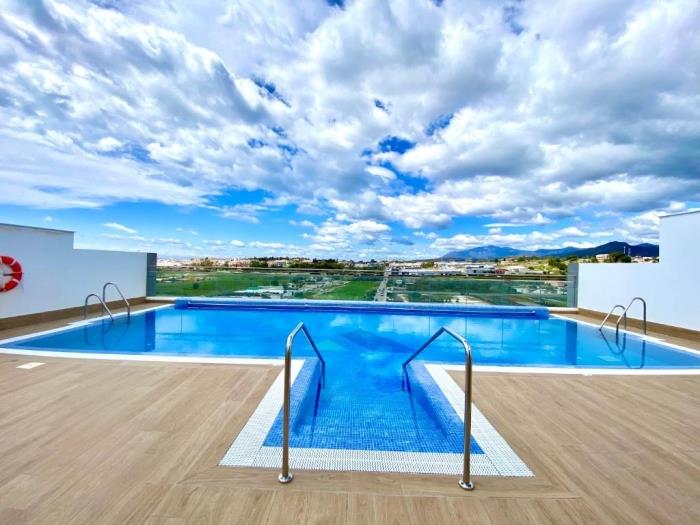 3 BDRM Luxury Apt w Rooftop Pool Stunning Views image 3