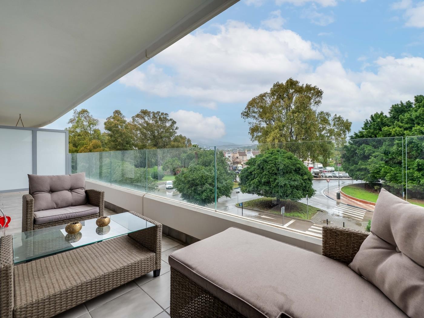 Elegant 2 BDRM Minimalist Apt w/ Pool & BBQ image 3