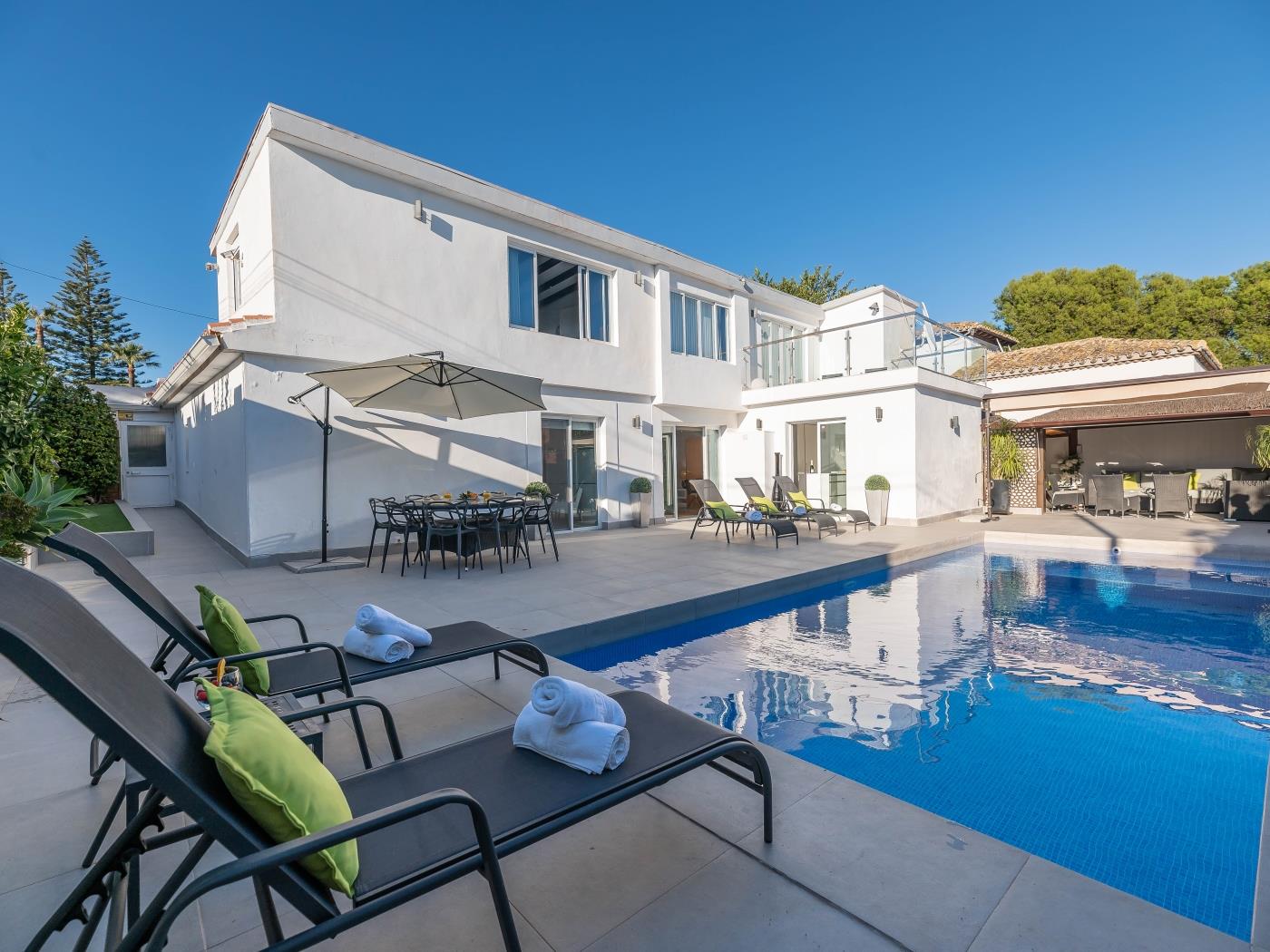 Newly Renovated 4 BDRM Villa w Pool - Top location image 4