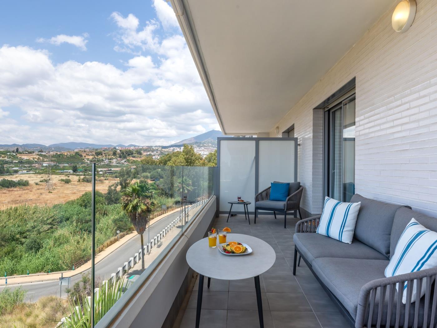 3 BDRM Luxury Apt w Rooftop Pool Stunning Views image 4