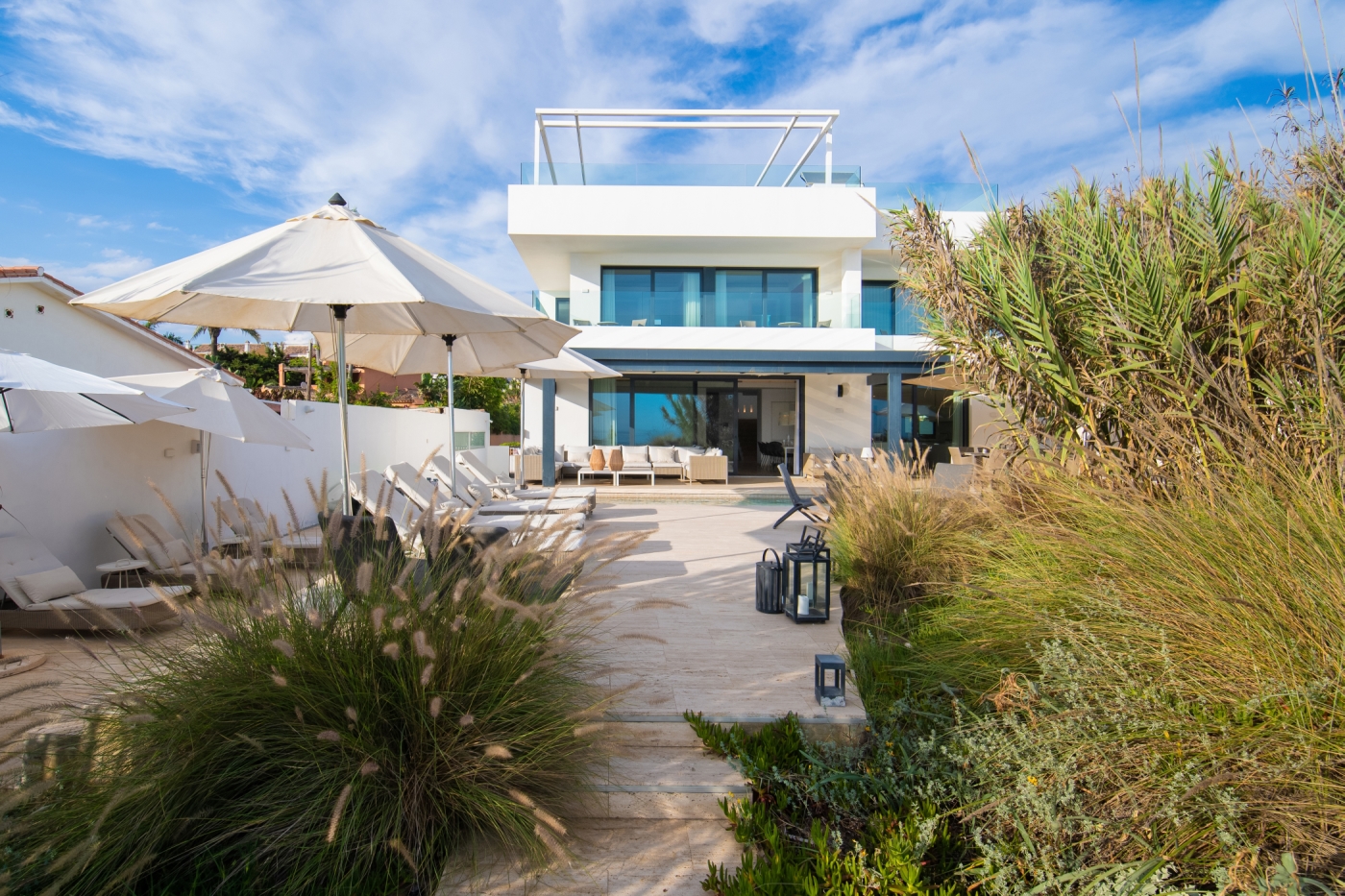 Frontline 6 BDRM Luxury Villa w Beach Access image 4