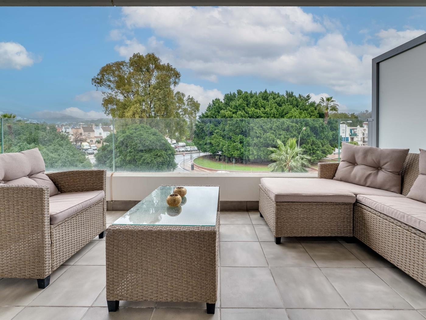 Elegant 2 BDRM Minimalist Apt w/ Pool & BBQ image 4