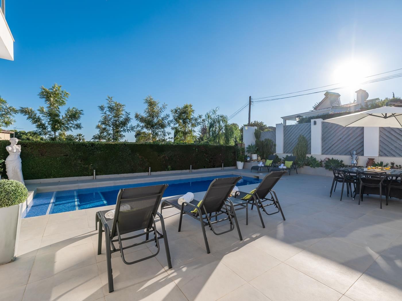 Newly Renovated 4 BDRM Villa w Pool - Top location image 5