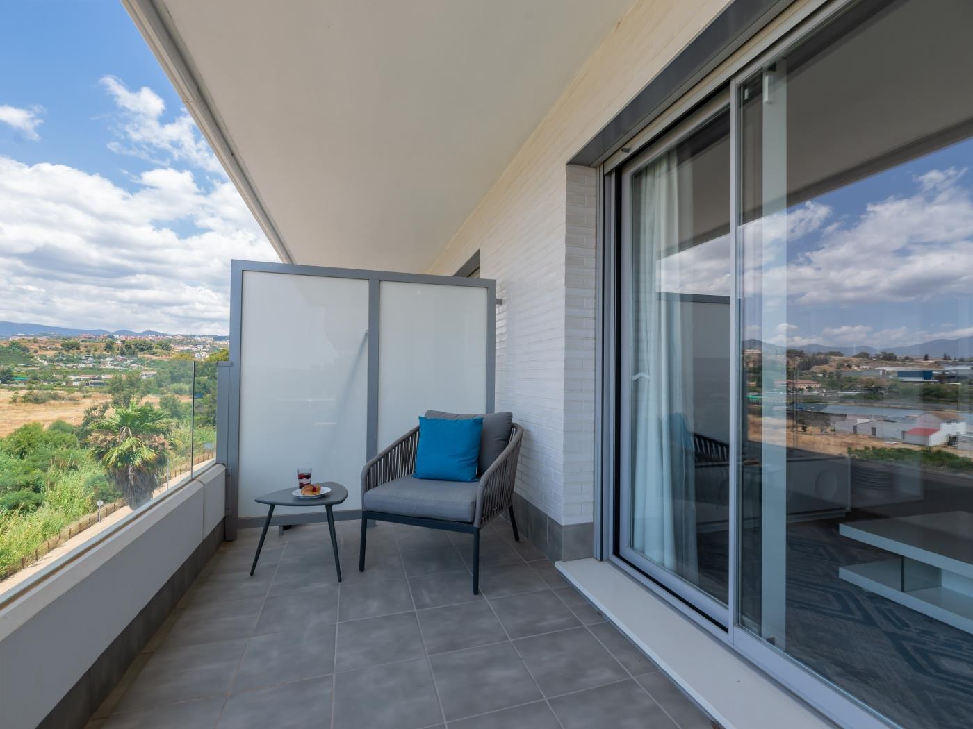 3 BDRM Luxury Apt w Rooftop Pool Stunning Views image 5