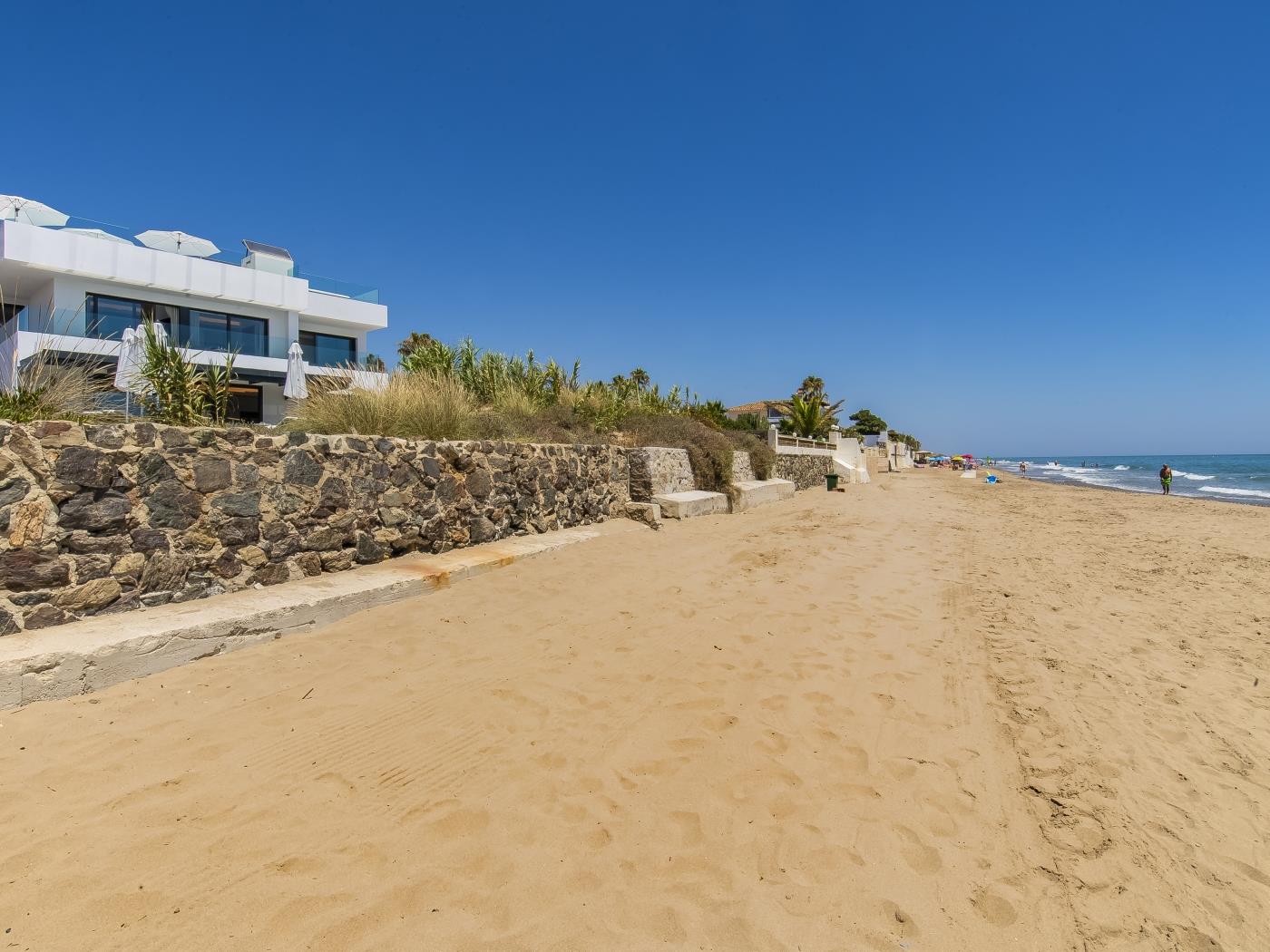 Frontline 6 BDRM Luxury Villa w Beach Access image 5