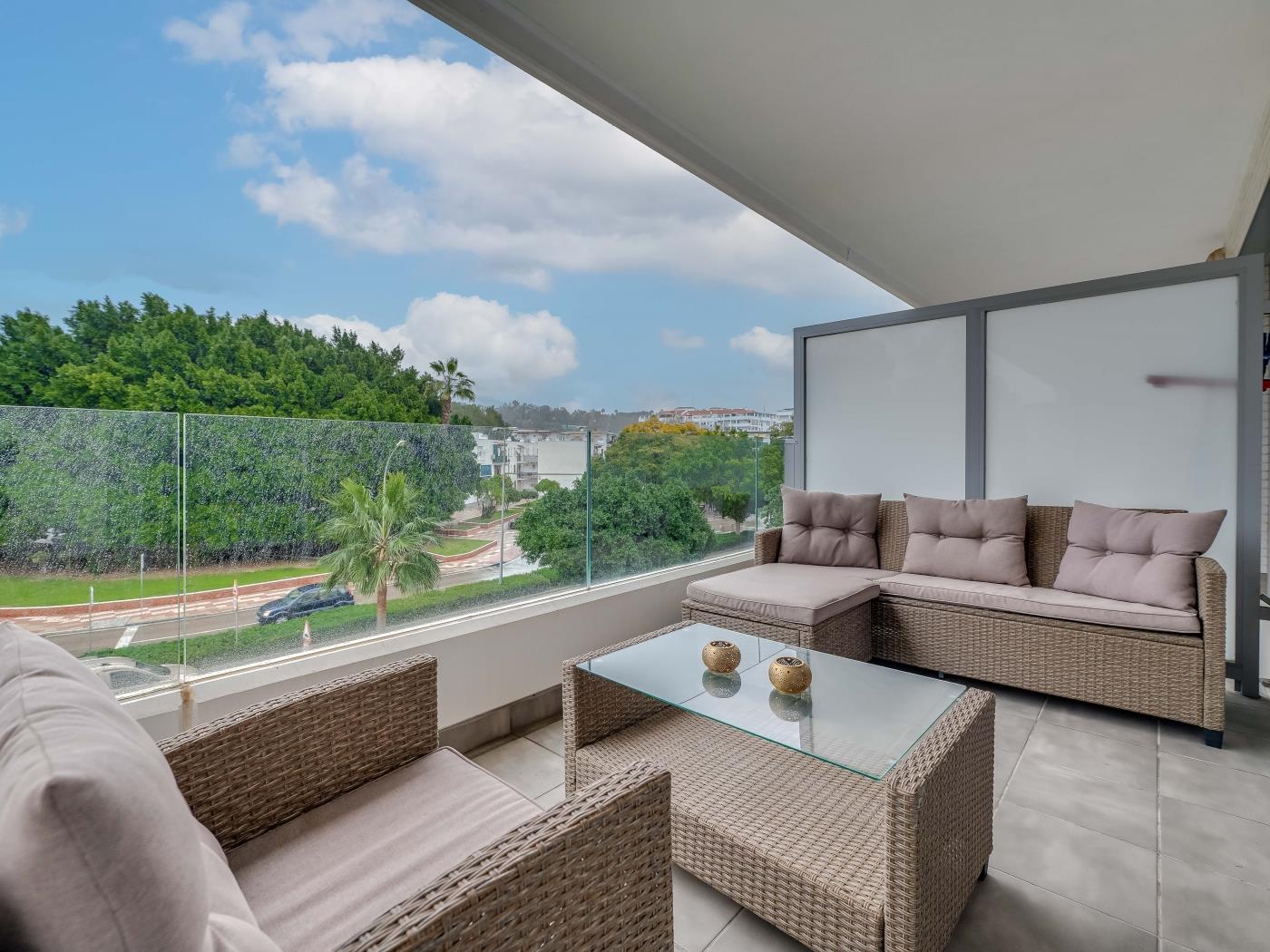 Elegant 2 BDRM Minimalist Apt w/ Pool & BBQ image 5
