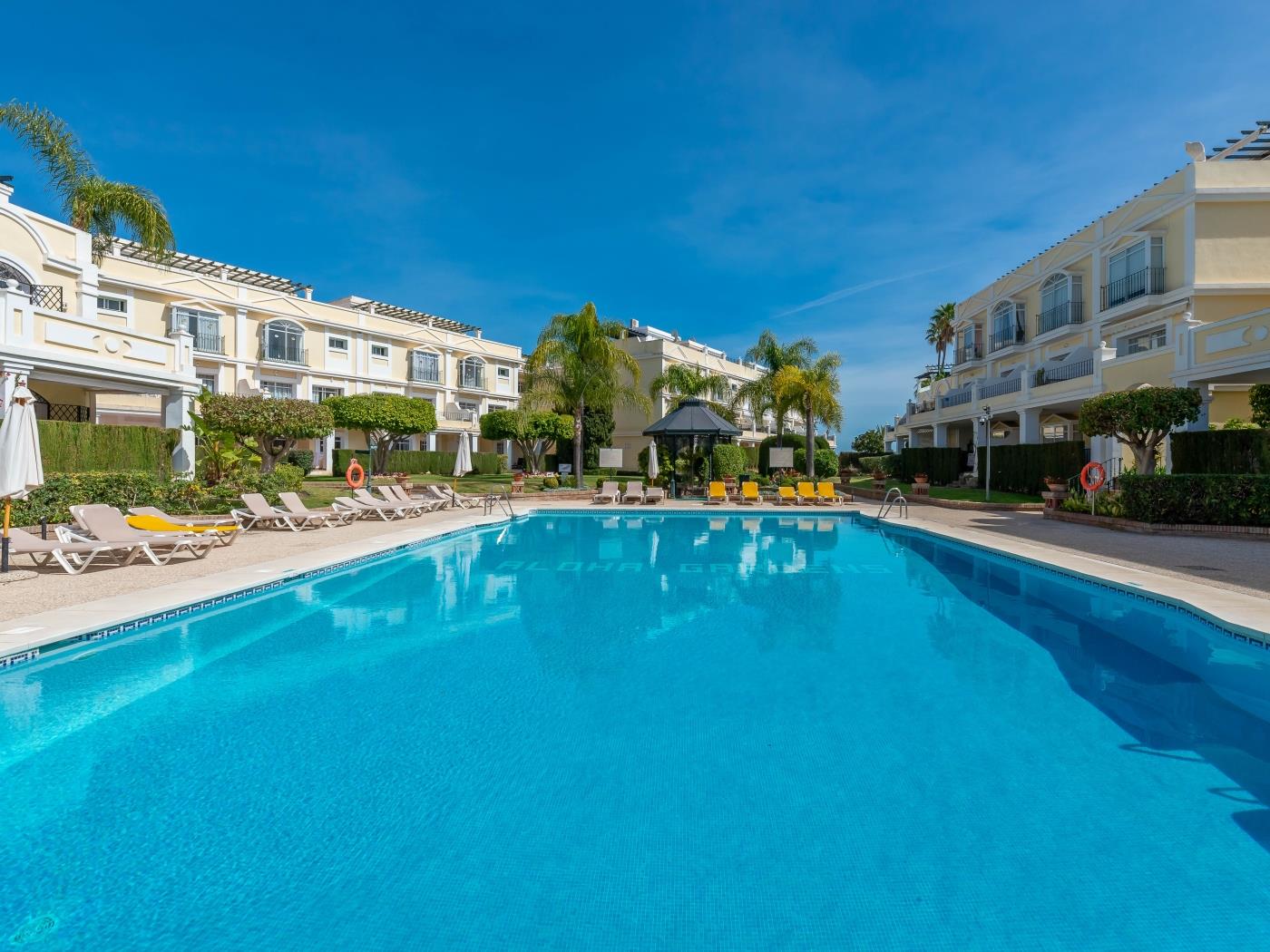 Newly Refurbished 2 BDRM Amazing Complex w Pools image 6