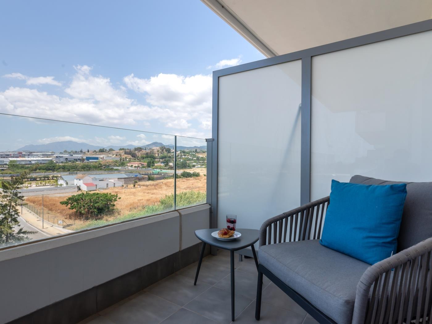 3 BDRM Luxury Apt w Rooftop Pool Stunning Views image 6