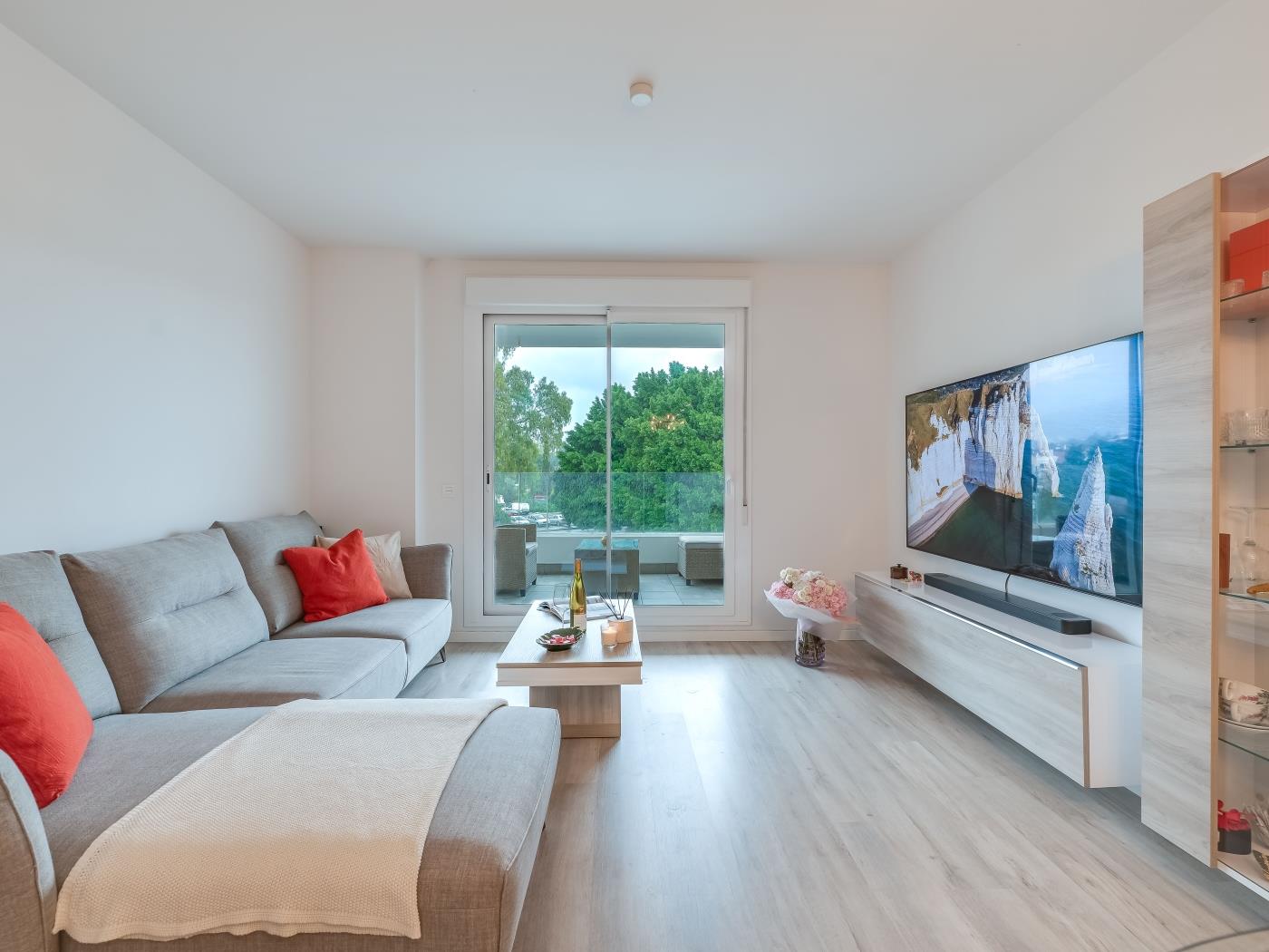 Elegant 2 BDRM Minimalist Apt w/ Pool & BBQ image 6