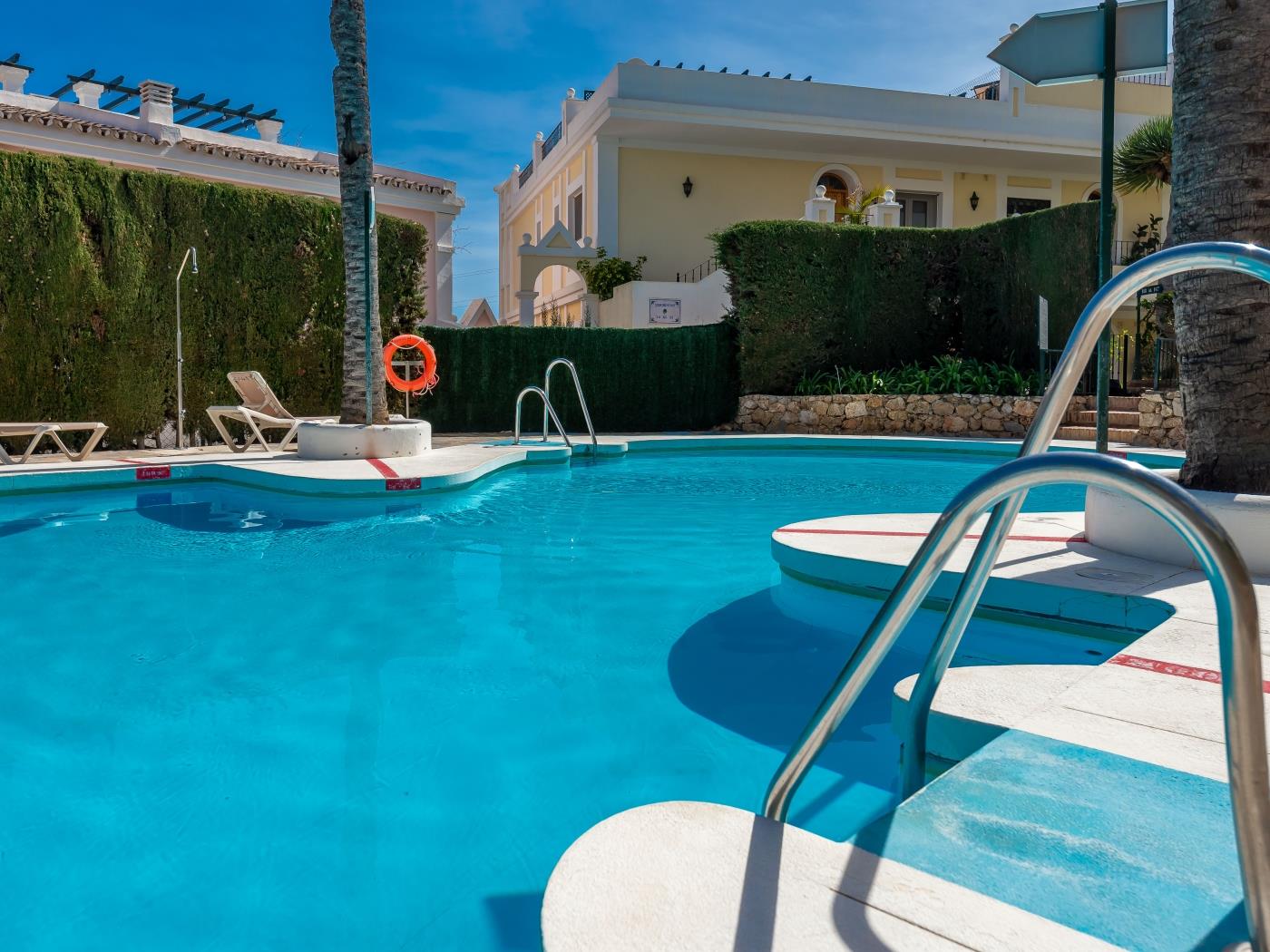 Newly Refurbished 2 BDRM Amazing Complex w Pools image 7
