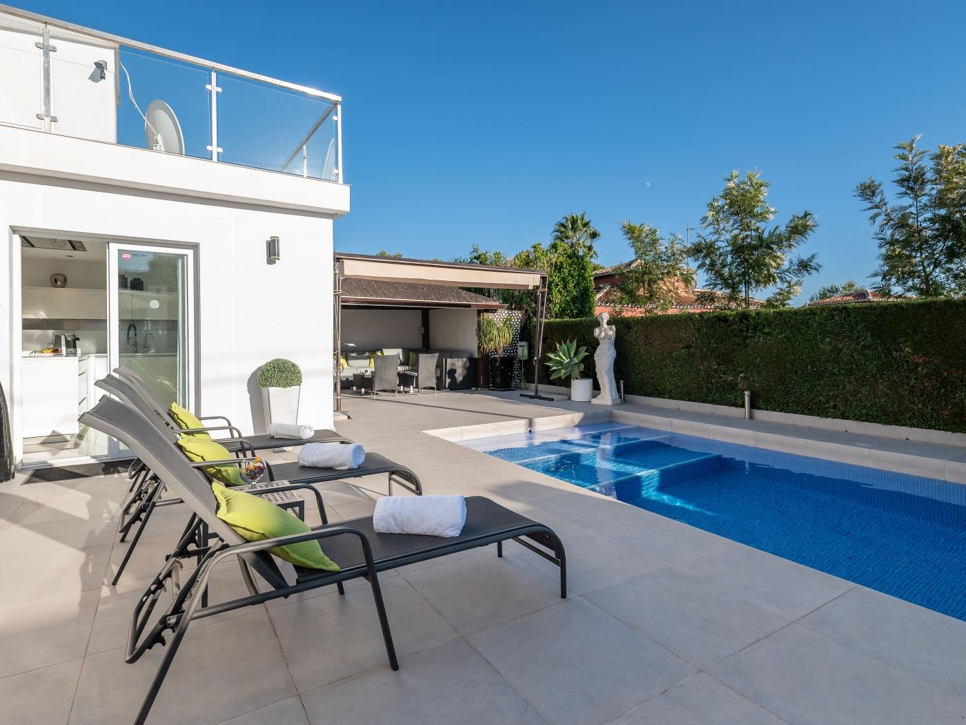 Newly Renovated 4 BDRM Villa w Pool - Top location image 7