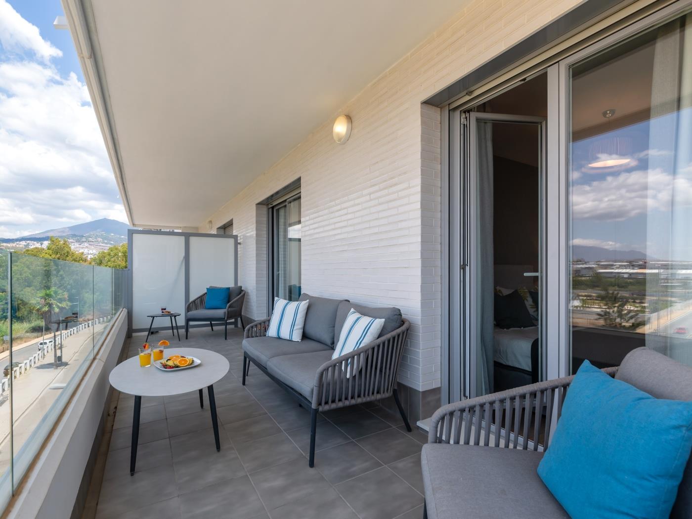 3 BDRM Luxury Apt w Rooftop Pool Stunning Views image 7