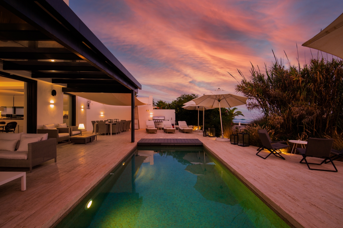 Frontline 6 BDRM Luxury Villa w Beach Access image 7
