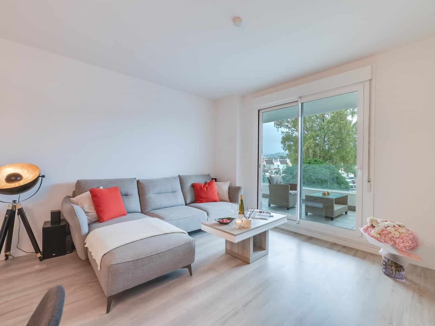 Elegant 2 BDRM Minimalist Apt w/ Pool & BBQ image 7