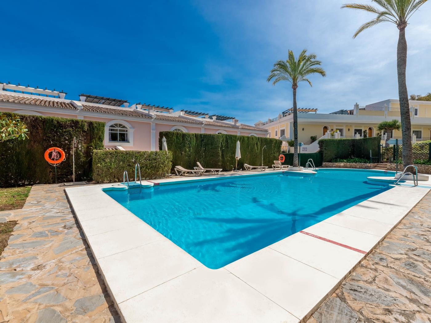 Newly Refurbished 2 BDRM Amazing Complex w Pools image 8