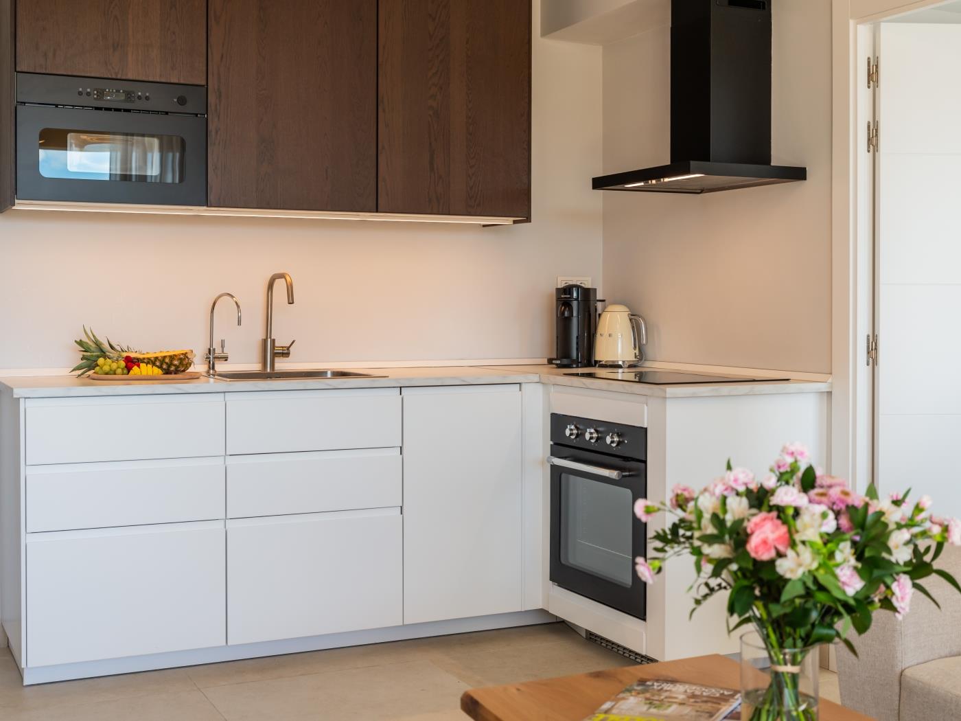 Newly Renovated Sunlit 3 BDRM Apt w/ Stunning Views image 8