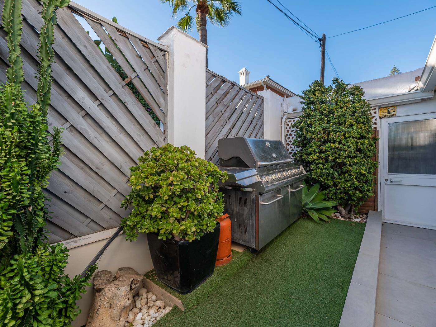 Newly Renovated 4 BDRM Villa w Pool - Top location image 8