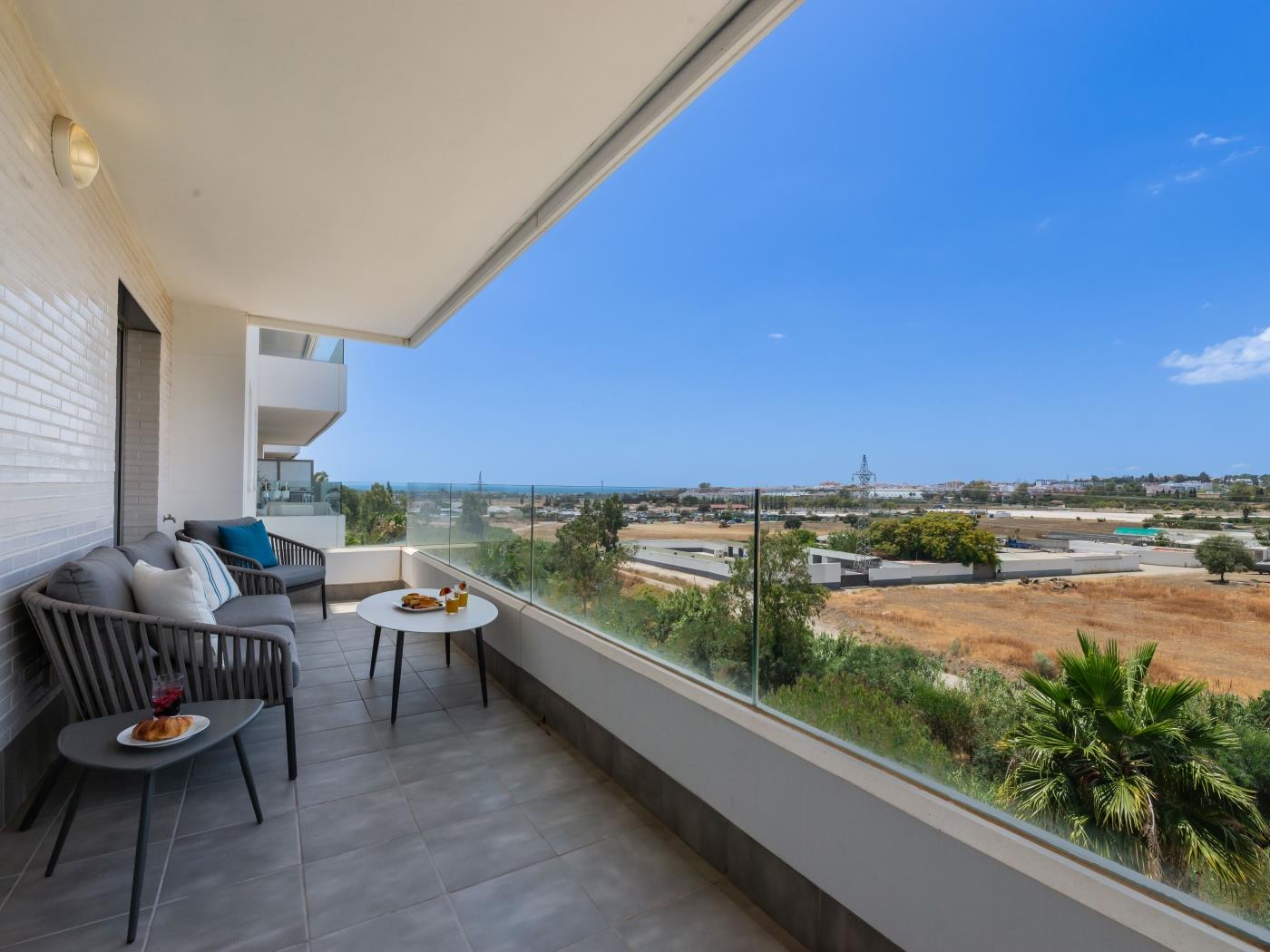 3 BDRM Luxury Apt w Rooftop Pool Stunning Views image 8