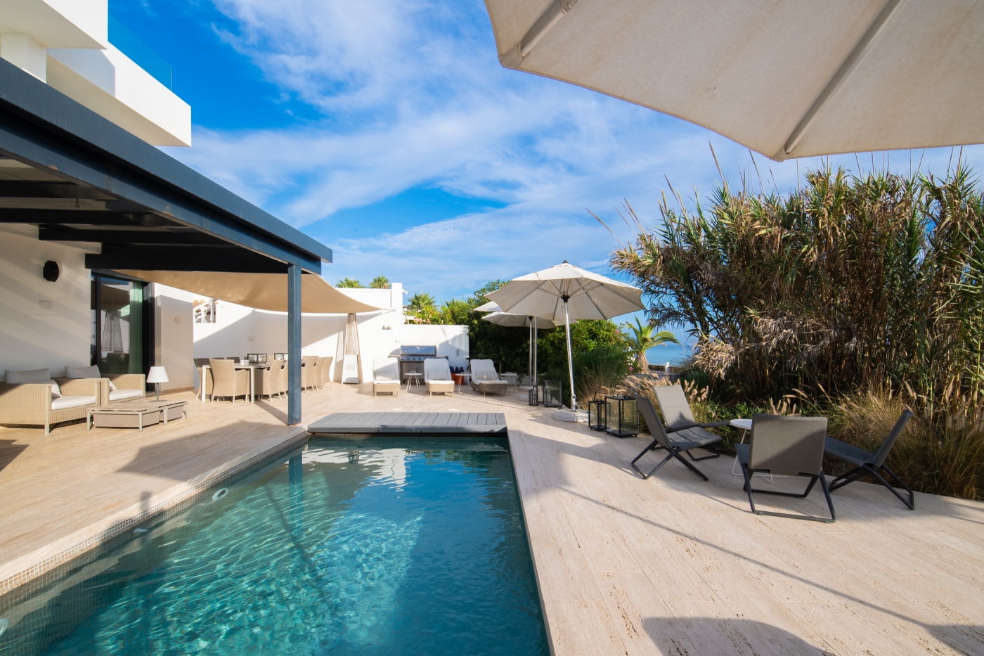 Frontline 6 BDRM Luxury Villa w Beach Access image 8